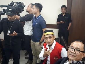 Sebelum Sidang, Kreator Hoax Surat Suara Tercoblos Acungkan Salam 2 Jari Sebelum Sidang, Kreator Hoax Surat Suara Tercoblos Acungkan Salam 2 Jari