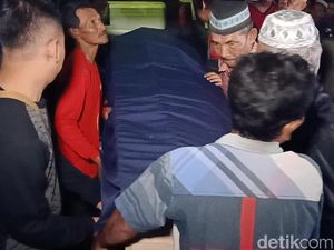 Isak Tangis Keluarga Saat Mayat Dalam Koper Tiba di Rumah Duka