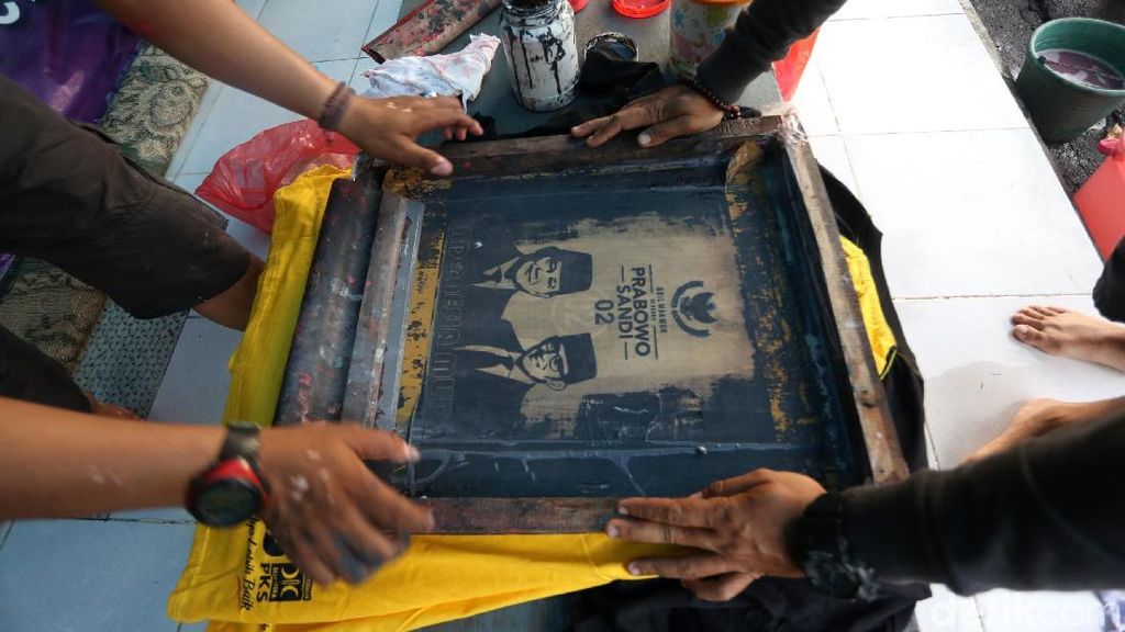 Sablon Gratis Keliling Kampung Relawan Prabowo-Sandi Sablon Gratis Keliling Kampung Relawan Prabowo-Sandi