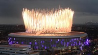 Debut Tottenham Hotspur Stadium berlangsung meriah. Suporter bersuka cita memenuhi tribun penonton, kembang api dinyalakan sebagai bentuk perayaan. (Mike Hewitt/Getty Images)