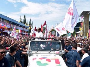 Naik Mobil Terbuka Bersama Iriana, Jokowi Tiba di Kampanye Terbuka Purwokerto