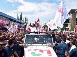 Naik Mobil Terbuka Bersama Iriana, Jokowi Tiba di Kampanye Terbuka Purwokerto