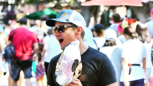 Beraksi di Avengers: Endgame, Ini Pose Keren Jeremy Renner saat Ngopi