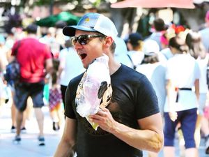 Beraksi di Avengers: Endgame, Ini Pose Keren Jeremy Renner saat Ngopi