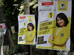 Duh,... APK Caleg Ini Kok Masangnya di Pepohonan Ibu Kota