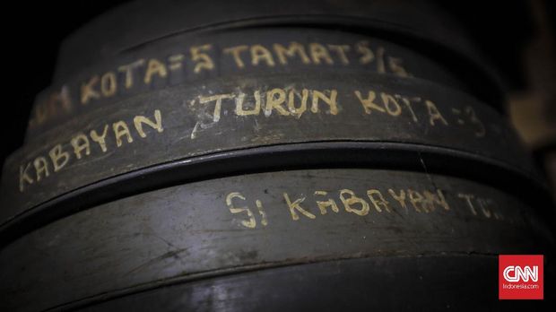 Koleksi roll film yang dimiliki Ahyan, pemilik usaha layar tancap