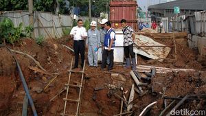 Momen Anies Cek Lokasi Banjir di Cawang