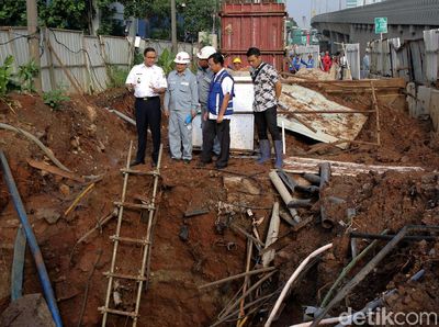 Momen Anies Cek Lokasi Banjir di Cawang