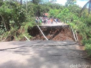 Jembatan Menuju Wisata Tampomas di Banjarnegara Ambruk Jembatan Menuju Wisata Tampomas di Banjarnegara Ambruk