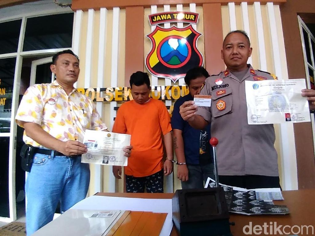 Komplotan Pembuat Ijazah, KTP dan SIM Palsu di Surabaya Diringkus Komplotan Pembuat Ijazah, KTP dan SIM Palsu di Surabaya Diringkus
