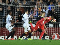 Setelahnya, Karim Benzema menciptakan gol hiburan bagi Los Blancos di akhir injury time. David Ramos/Getty Images.