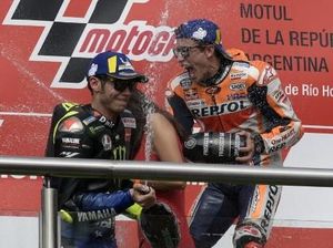 Ini Alasan Rossi Mau Jabat Tangan Marquez Lagi