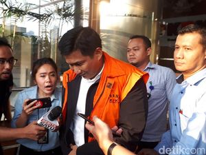 Bowo Sidik Terus Menunduk dan Irit Bicara soal Amplop Cap Jempol Bowo Sidik Terus Menunduk dan Irit Bicara soal Amplop Cap Jempol