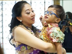 Anak Idap Katarak, Asri Welas Dukung Kampanye 90 Kacamata Gratis