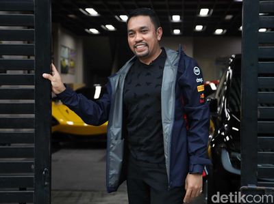 Gaya Crazy Rich Priok di Gang Sempit