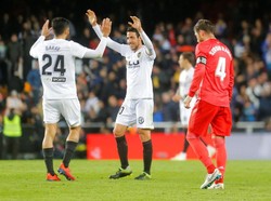 Real Madrid menderita kekalahan pertama di era kedua Zinedine Zidane. Bertandang ke markas Valencia dalam laga Liga Spanyol, Madrid kalah dengan skor akhir 1-2. REUTERS/Heino Kalis.
