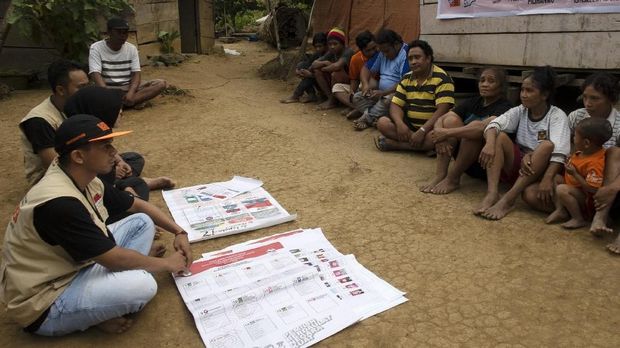 Menembus Tujuh Sungai Demi Pesta Demokrasi Suku Polahi