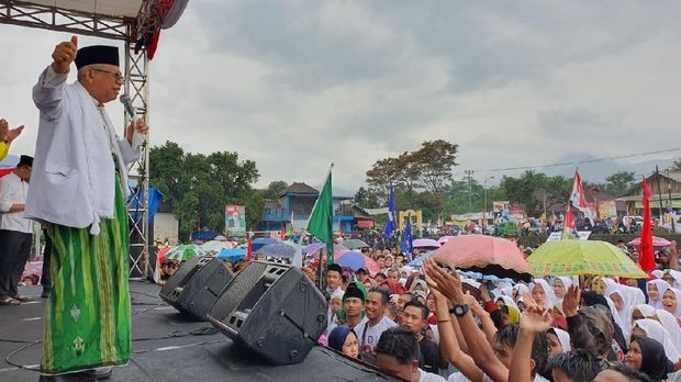 Thoyib 'Ngalap' Berkah Cium Tangan Kiai di Kampanye Ma'ruf