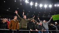 Antusiasme suporter Tottenham Hotspur menempati kandang baru, setelah sebelumnya selama sekitar 120 tahun menggunakan White Hart Lane. (REUTERS/Dylan Martinez)