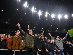 Antusiasme suporter Tottenham Hotspur menempati kandang baru, setelah sebelumnya selama sekitar 120 tahun menggunakan White Hart Lane. (REUTERS/Dylan Martinez)