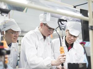 Aksi Bos Xiaomi Sidak Pabrik Ponselnya di Batam