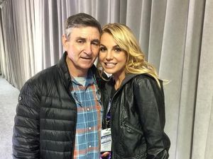 Ayah Britney Spears Akhirnya Muncul Setelah Kaki Diamputasi Ayah Britney Spears Akhirnya Muncul Setelah Kaki Diamputasi