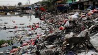 Miris, Sampah Berserakan dan Menumpuk di Sungai Dadap