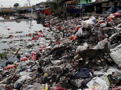 Miris, Sampah Berserakan dan Menumpuk di Sungai Dadap