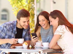 Riset Membuktikan Teman yang Paling Kejam Justru Paling Peduli Padamu