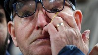 Salah seorang fans Tottenham Hotspur sampai menitikkan air mata, menangis terharu  (REUTERS/Dylan Martinez)