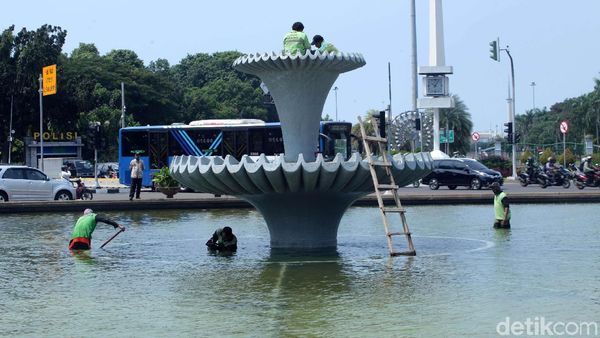Aksi Bersih-bersih Kolam Air Mancur Patung Kuda