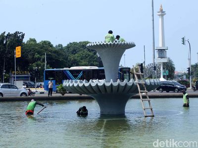 Aksi Bersih-bersih Kolam Air Mancur Patung Kuda