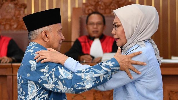 Ratna Sarumpaet Minta Maaf Hingga Cium Tangan Amien Rais