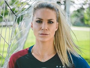 Foto: Liburannya Pesepakbola Cantik Amerika, Julie Johnston