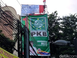 Beraksi Lagi, Agustinus Panjat Baliho Cak Imin di Jakpus