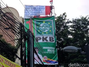 Beraksi Lagi, Agustinus Panjat Baliho Cak Imin di Jakpus Beraksi Lagi, Agustinus Panjat Baliho Cak Imin di Jakpus