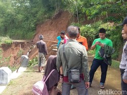 Jalan Penghubung Dua Desa di Salawu Tasikmalaya Ambrol