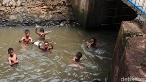 Bermain di Kali Kotor, Anak-anak Tetap Enjoy