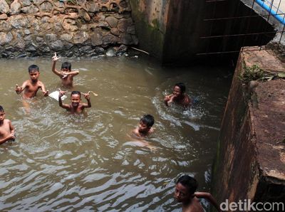 Bermain di Kali Kotor, Anak-anak Tetap Enjoy
