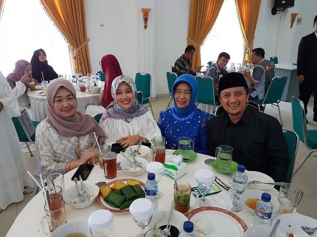 Kulineran Adik Bungsu Jokowi Hingga Mukbang Paling Kontroversi Kulineran Adik Bungsu Jokowi Hingga Mukbang Paling Kontroversi