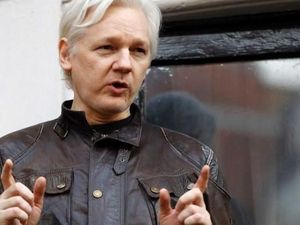 Polisi Inggris Tangkap Julian Assange di London Polisi Inggris Tangkap Julian Assange di London