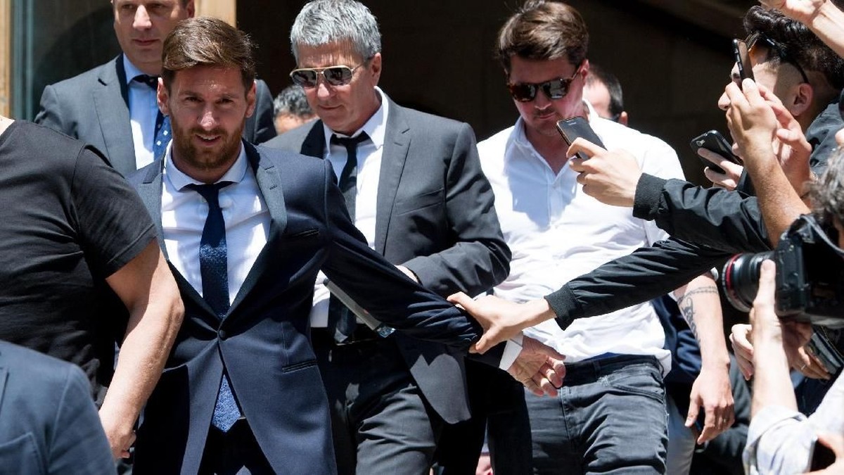 Jorge Messi (tengah) dikabarkan terlibat kecelakaan di Rosario, Argentina, hingga menyebabkan satu pengendara motor dilarikan ke rumah sakit. (Foto: Alex Caparros/Getty Images)