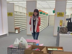 Baik Hati, Wanita Borong Ratusan Sepatu untuk Didonasikan Pada Korban Banjir