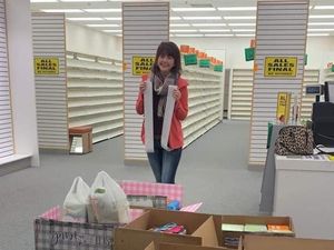 Baik Hati, Wanita Borong Ratusan Sepatu untuk Didonasikan Pada Korban Banjir Baik Hati, Wanita Borong Ratusan Sepatu untuk Didonasikan Pada Korban Banjir