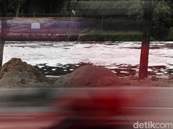 Polisi Selidiki Busa di Kali Ancol yang Diduga Kandung Limbah Berbahaya