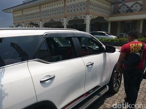 Aksi Pecah Kaca di  Parkiran Masjid Agung Cilegon, Duit Rp 400 Juta Raib Aksi Pecah Kaca di  Parkiran Masjid Agung Cilegon, Duit Rp 400 Juta Raib