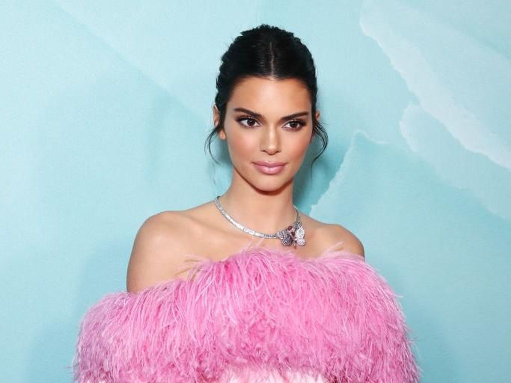 Kendall Jenner Pose Tanpa Busana Lagi, Netizen Nyinyir Kendall Jenner Pose Tanpa Busana Lagi, Netizen Nyinyir