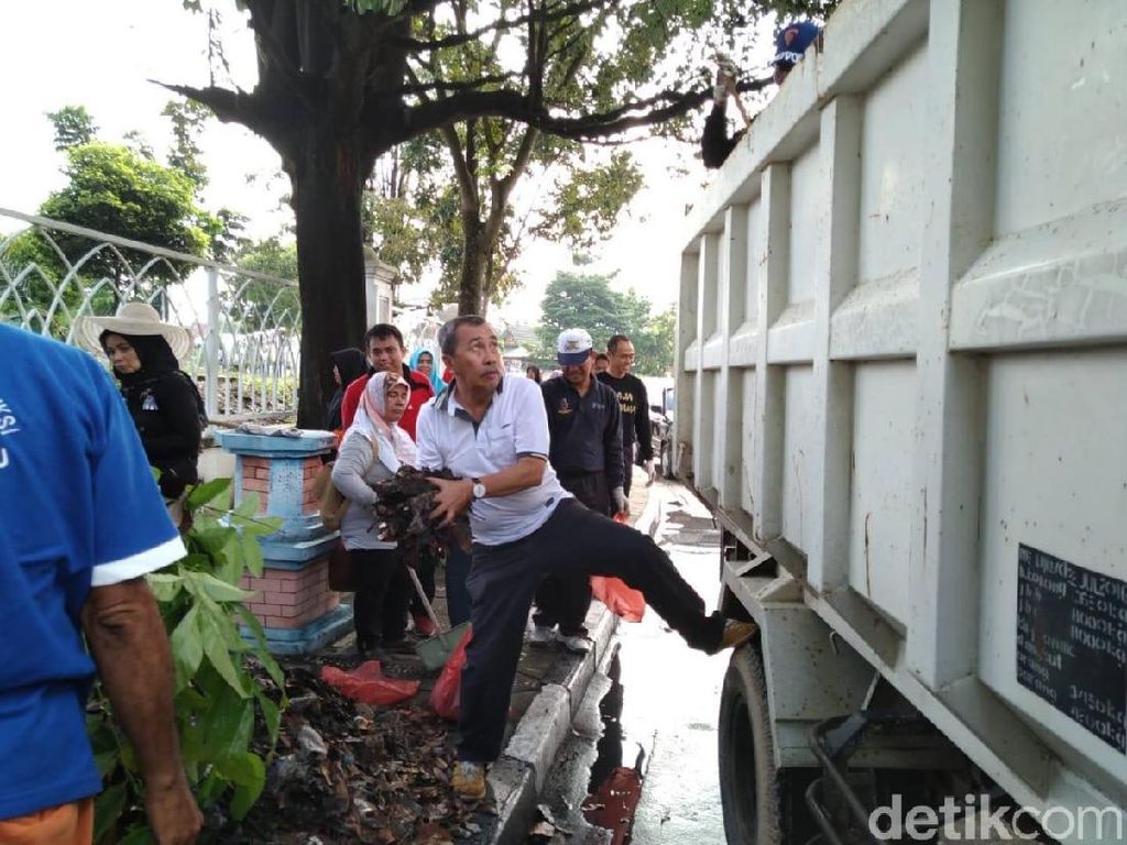 Gubernur Riau Jumat Bersih, Turun ke Jalan Bersihkan Sampah Gubernur Riau Jumat Bersih, Turun ke Jalan Bersihkan Sampah