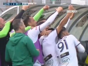 Lihat Nih, Pahitnya Rayakan Gol dengan Selfie Bareng