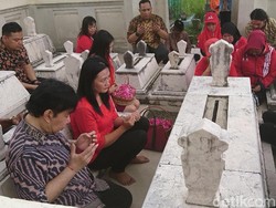 Guruh Kunjungi Makam Pengasuh Bung Karno di Tulungagung
